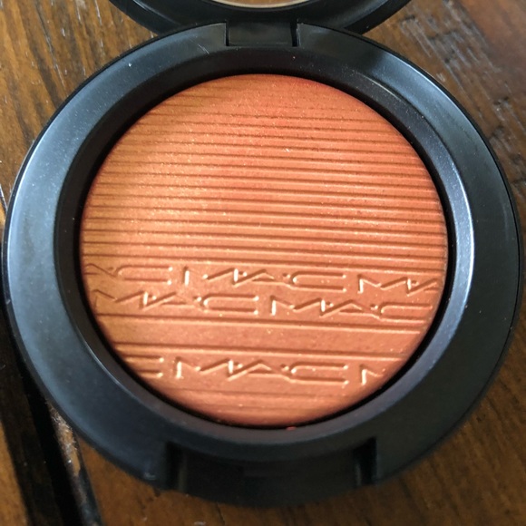 mac telling glow blush